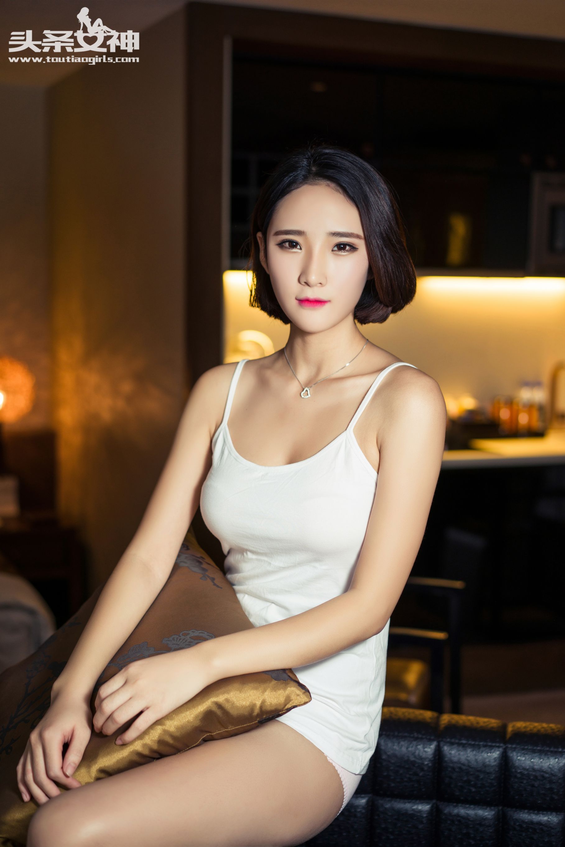秦若兮《芊芊玉足 黄昏的邂诟》 [头条女神]